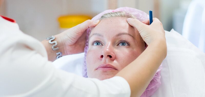 опытный косметолог проводит процедуру устранения мимических морщин диспорт ксеомин 